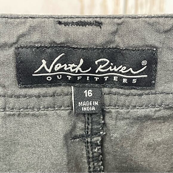 NWT North River Outfitters, Cargo Bermuda Shorts. Size 16. Dark Grey - Picture 5 of 9